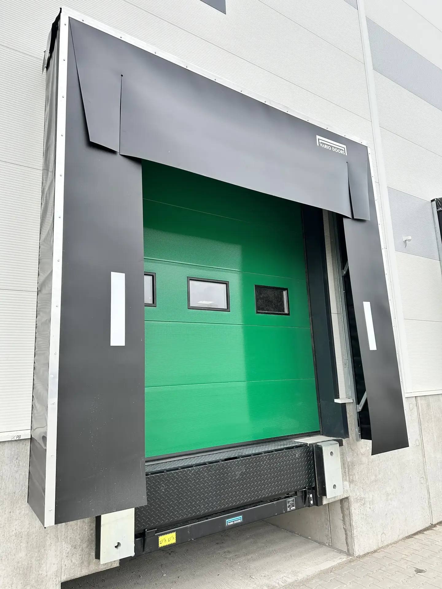 Vario Classic szekcionált ipari kapu - Vario Classic Docking 11
