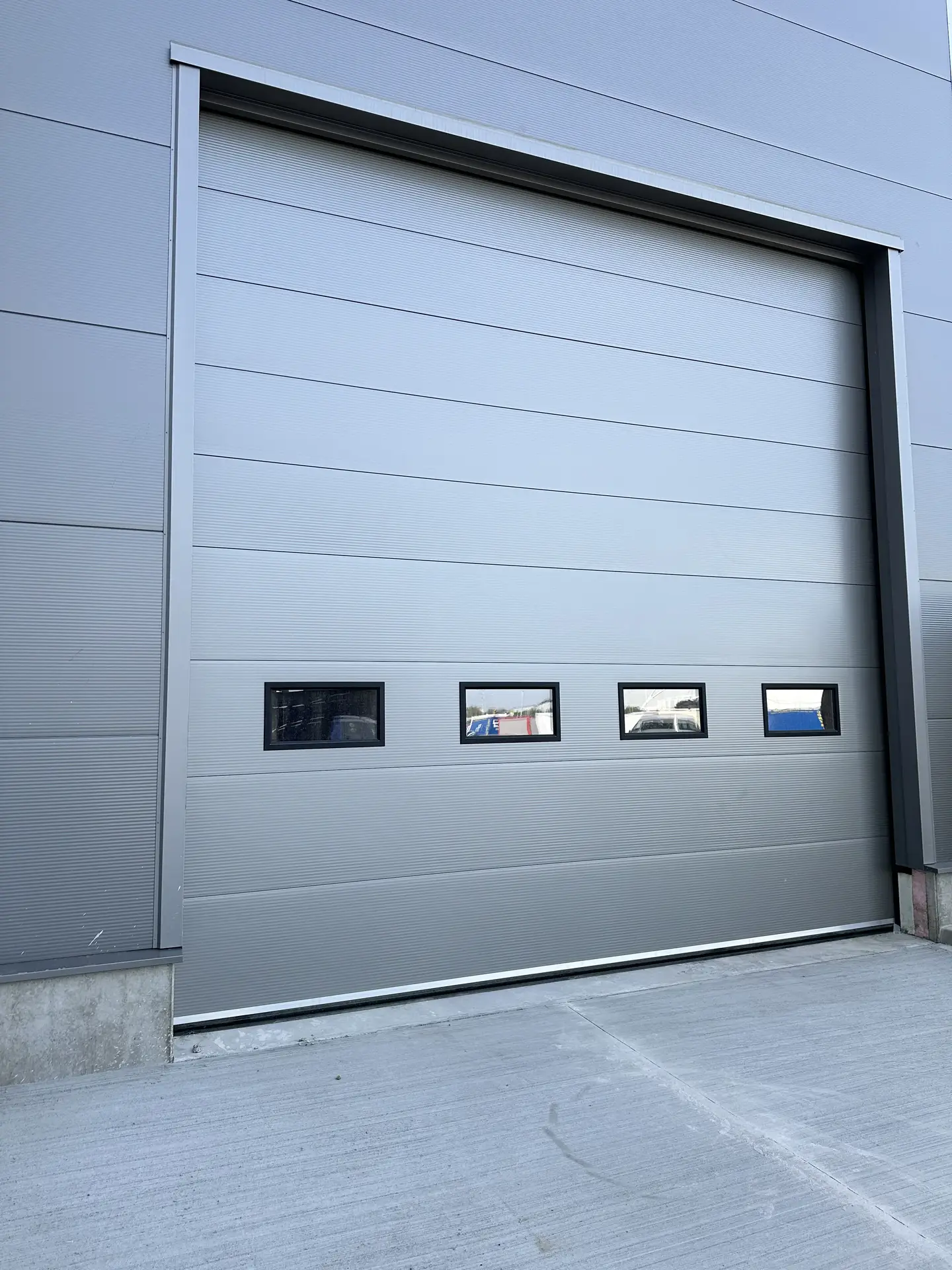 Vario Classic szekcionált ipari kapu - Vario Classic Front 1