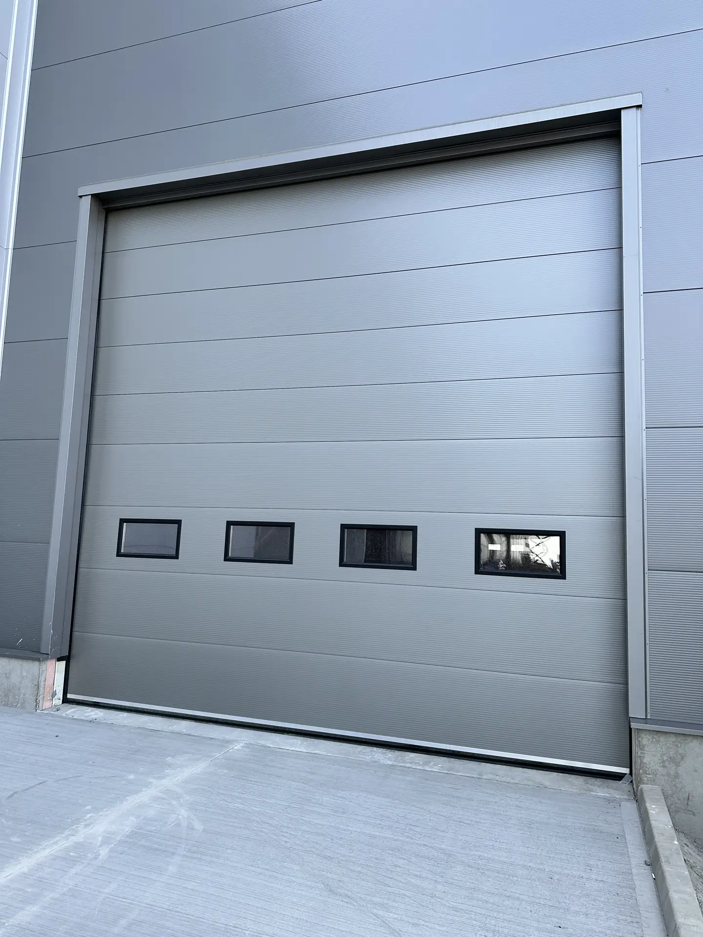 Vario Classic szekcionált ipari kapu - Vario Classic Front 4