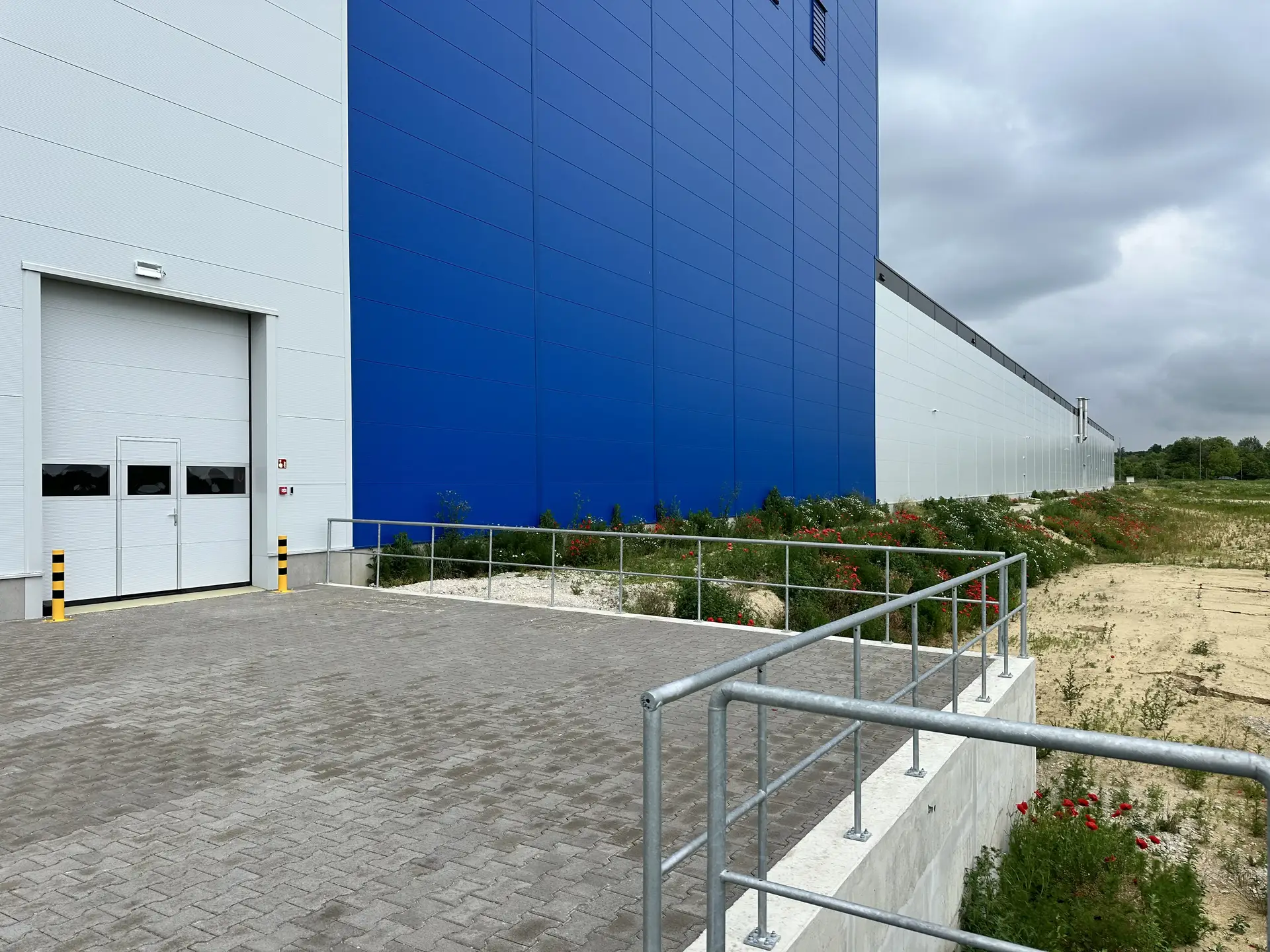 Vario Classic szekcionált ipari kapu - Vario Classic Pedestrian Front