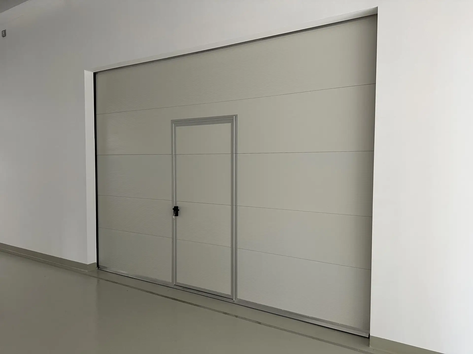 Vario Classic szekcionált ipari kapu - Vario Classic Pedestrian Front 5