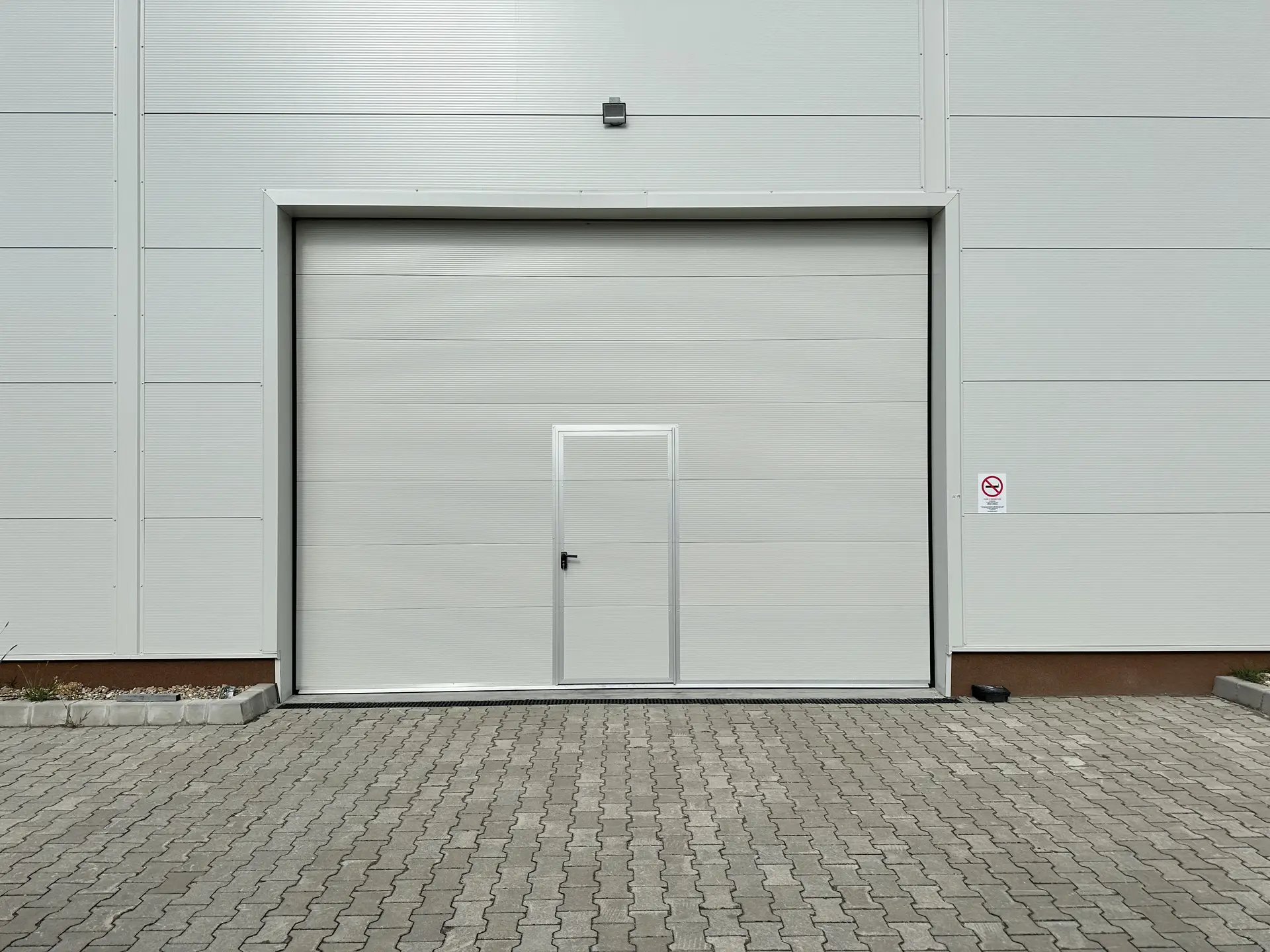 Vario Classic szekcionált ipari kapu - Vario Classic Pedestrian Front 6