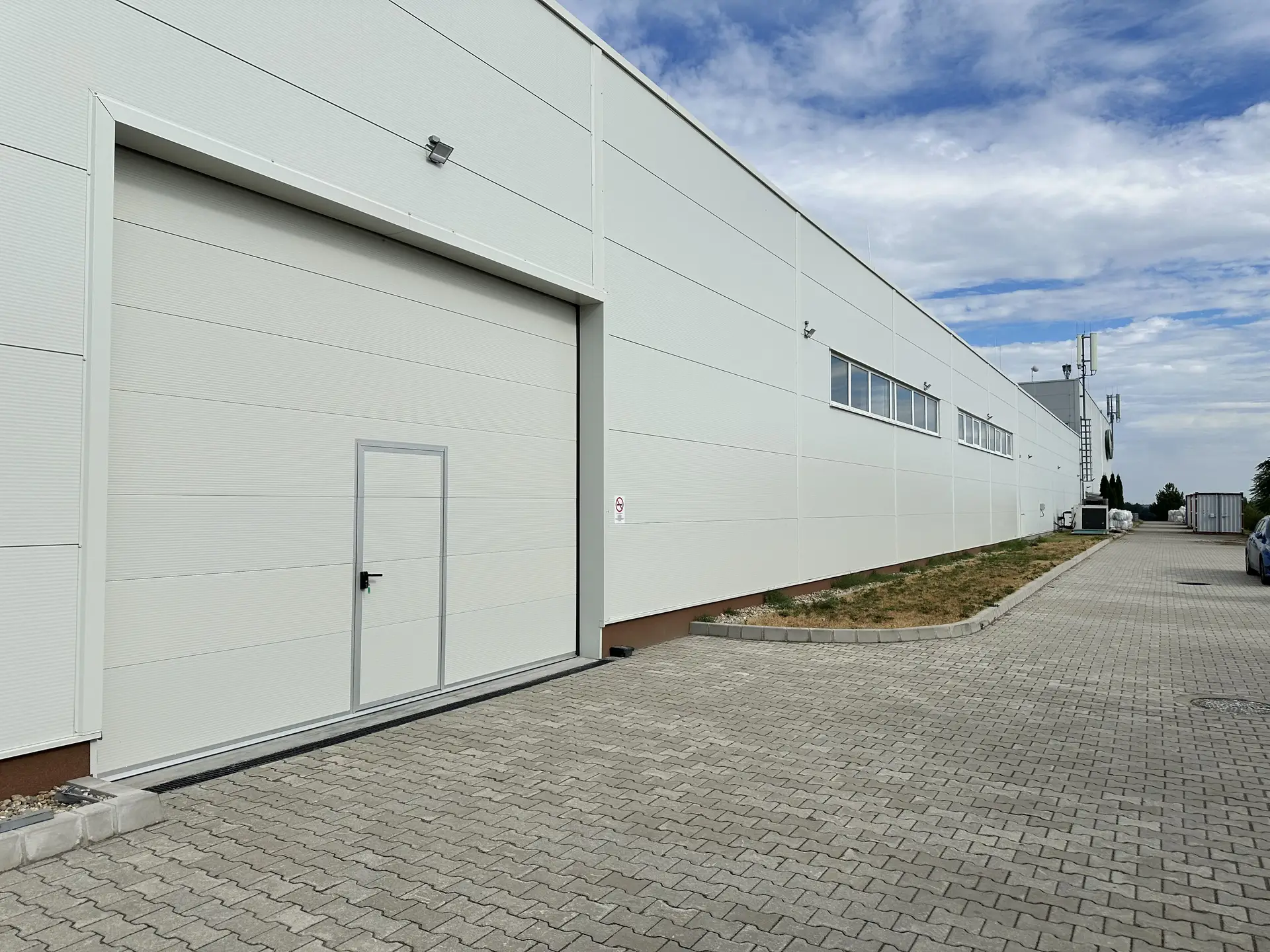 Vario Classic szekcionált ipari kapu - Vario Classic Pedestrian Front 7