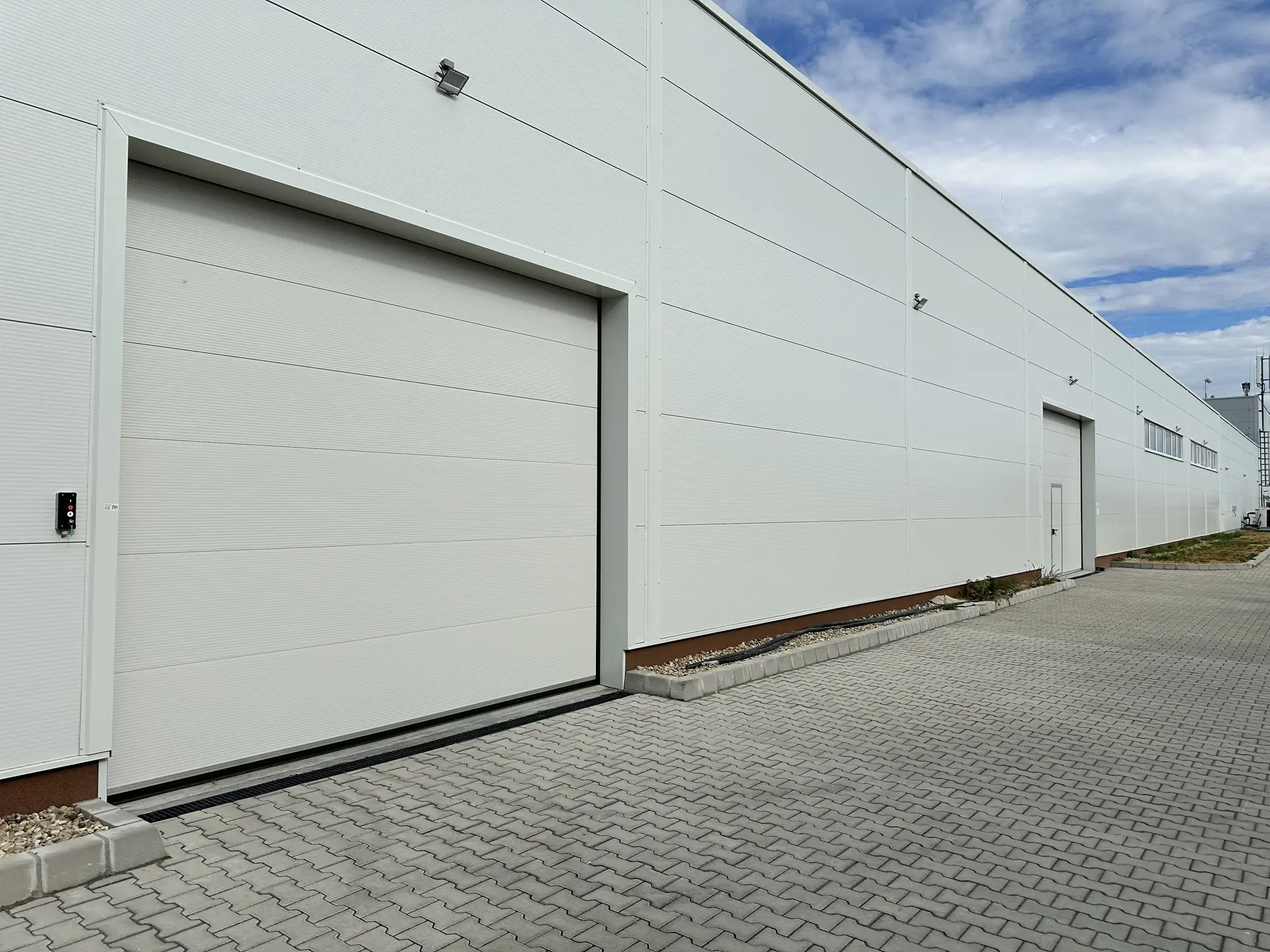 Vario Classic szekcionált ipari kapu - Vario Classic Pedestrian Front 8