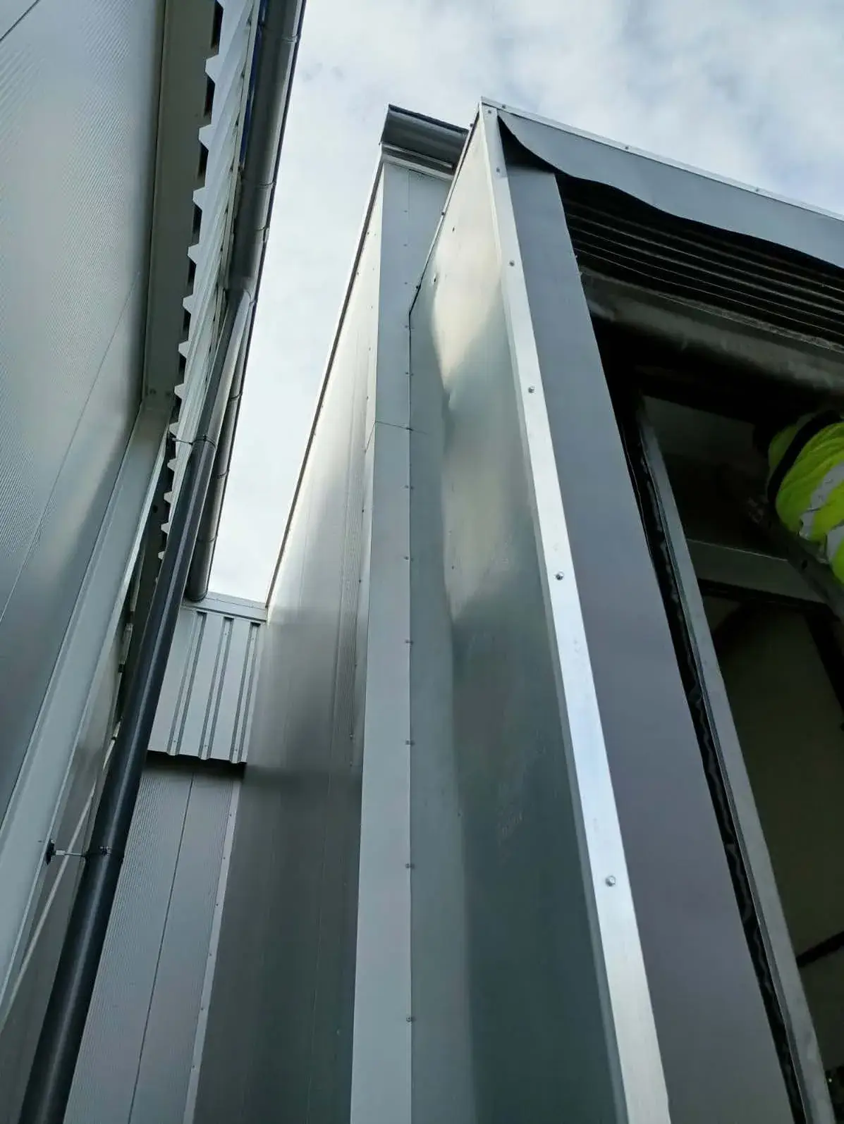 Vario DPRO-ESS rakodóházak Energy Saving Solution - Vario DPRO ESS Shelter.jpg